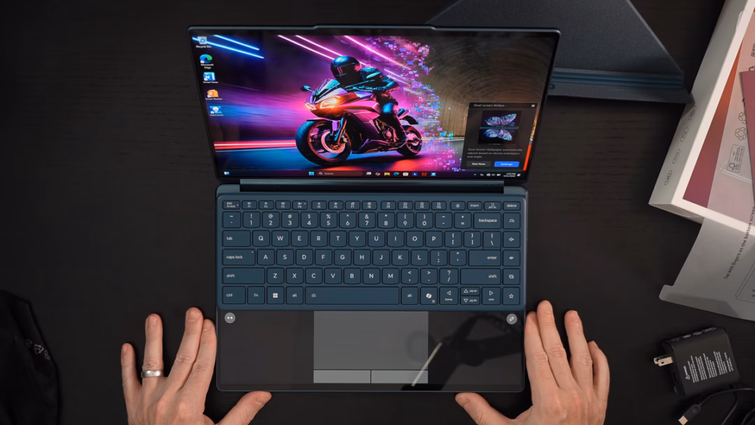 Lenovo Yoga Book 9i Gen 10 – Ultrabook 2 Màn Hình OLED: Lựa Chọn Cho Công Việc Và Sáng Tạo Trải nghiệm sử dụng trên bàn phím rời, các nút bấm có hành trình tốt, không quá cạn cho cảm giác gõ êm và mượt