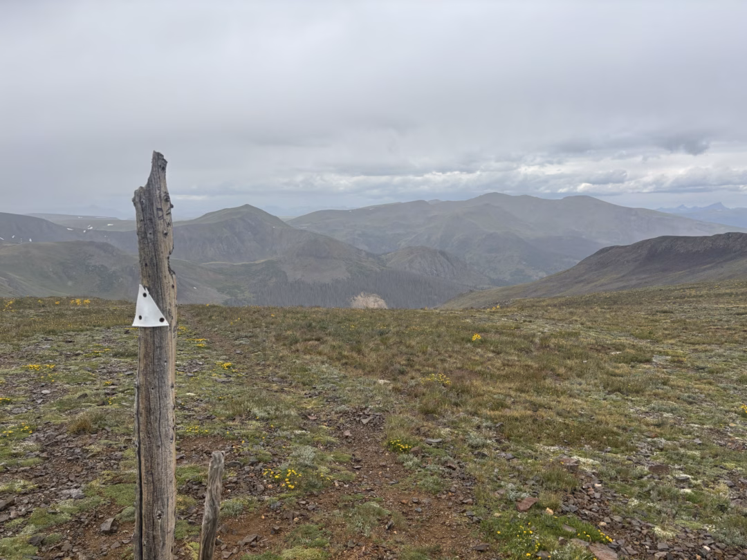 Leo núi挑戰 vượt 3.000 feet, ngắm view 360 độ tuyệt đẹp trên đường mòn Colorado