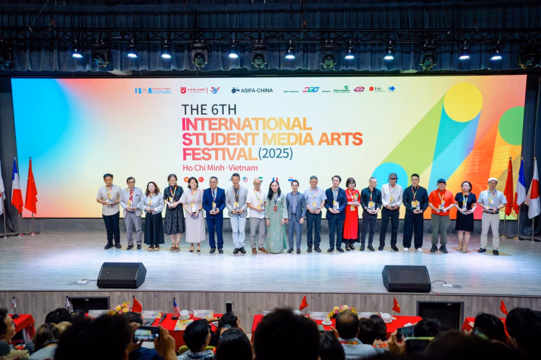 Liên hoan phim sinh viên quốc tế ISMA2025: Màn debut ấn tượng tại Việt Nam PGS.TS Trần Thị Mỹ Diệu, Hiệu trưởng Trường Đại học Văn Lang trao kỷ niệm chương cho các thành viên của BTC, Ban Giám khảo Liên hoan.
