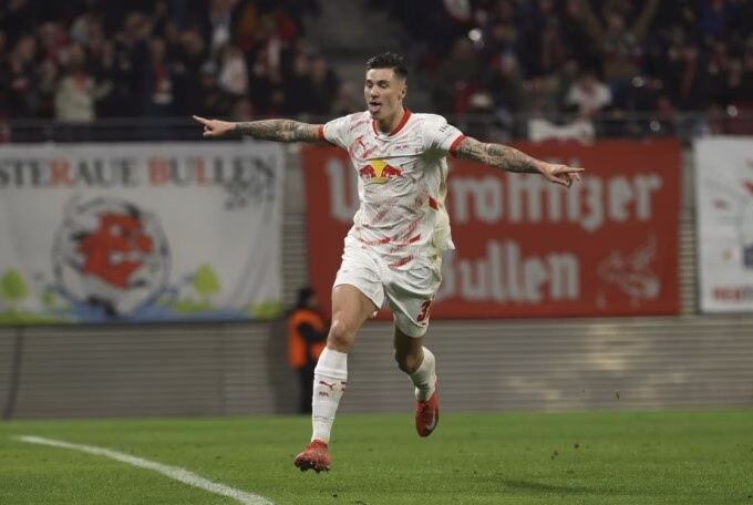 Liverpool nhắm mua sao trẻ xuất sắc của Newcastle thay thế Darwin Nunez Alexander Isak đánh đầu ghi bàn trong trận Newcastle thắng Man Utd 2-0 trên sân Old Trafford, Manchester, Anh ngày 30/12/2024. Ảnh: Reuters
