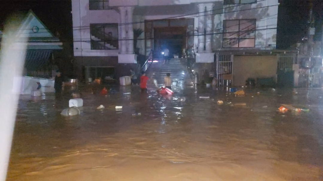 Lũ quét miền núi Nghệ An: Nhiều nhà dân bị ngập, 1 người bị mắc kẹt Cầu treo dân sinh tại xã Mường Quàng bị lũ cuốn trôi. Ảnh: CTV