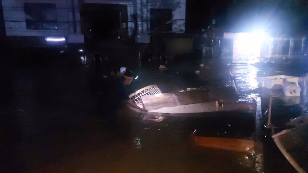 Người dân vật lộn với lũ dữ ở Mường Xén. Ảnh: Đào Thọ
