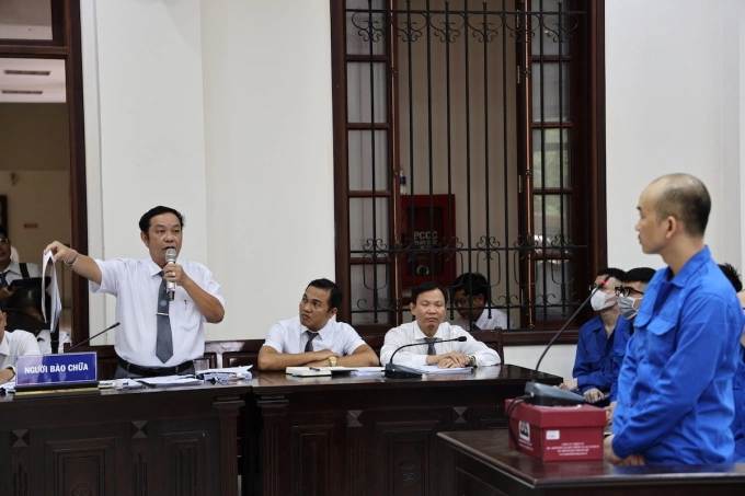 Lừa đảo 255 tỉ đồng, ‘ông trùm’ Công ty Lộc Phú bị bắt Luật sư bảo bệ quyền lợi cho bị hại hỏi bị cáo Dương Hữu Đức, Giám đốc kinh doanh Công ty Lộc Phúc, tại phiên tòa. Ảnh: Phước Tuấn