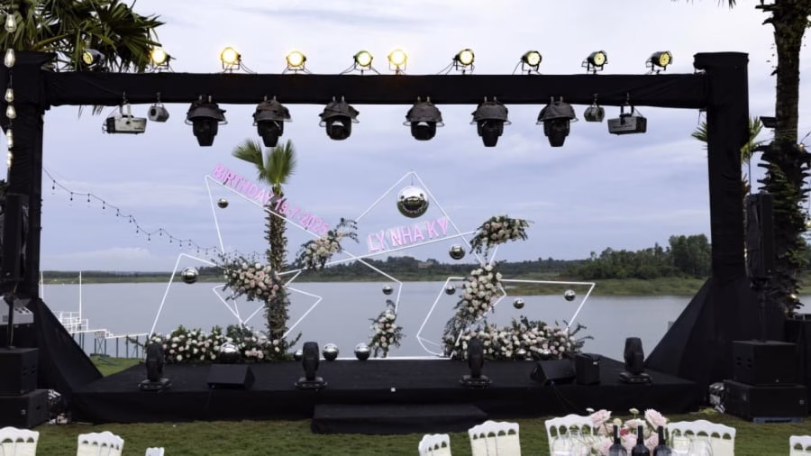Lý Nhã Kỳ tổ chức tiệc sinh nhật triệu đô, phô diễn sự giàu có Sân khấu bữa tiệc sinh nhật chuyên nghiệp