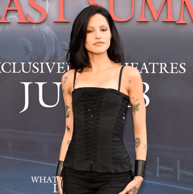 Matty Healy bị chỉ trích vì vắng mặt đám cưới bạn thân để dự buổi công chiếu phim với bạn gái Anh chàng không tham dự lễ cưới bạn thân vì đến buổi công chiếu phim của bạn gái