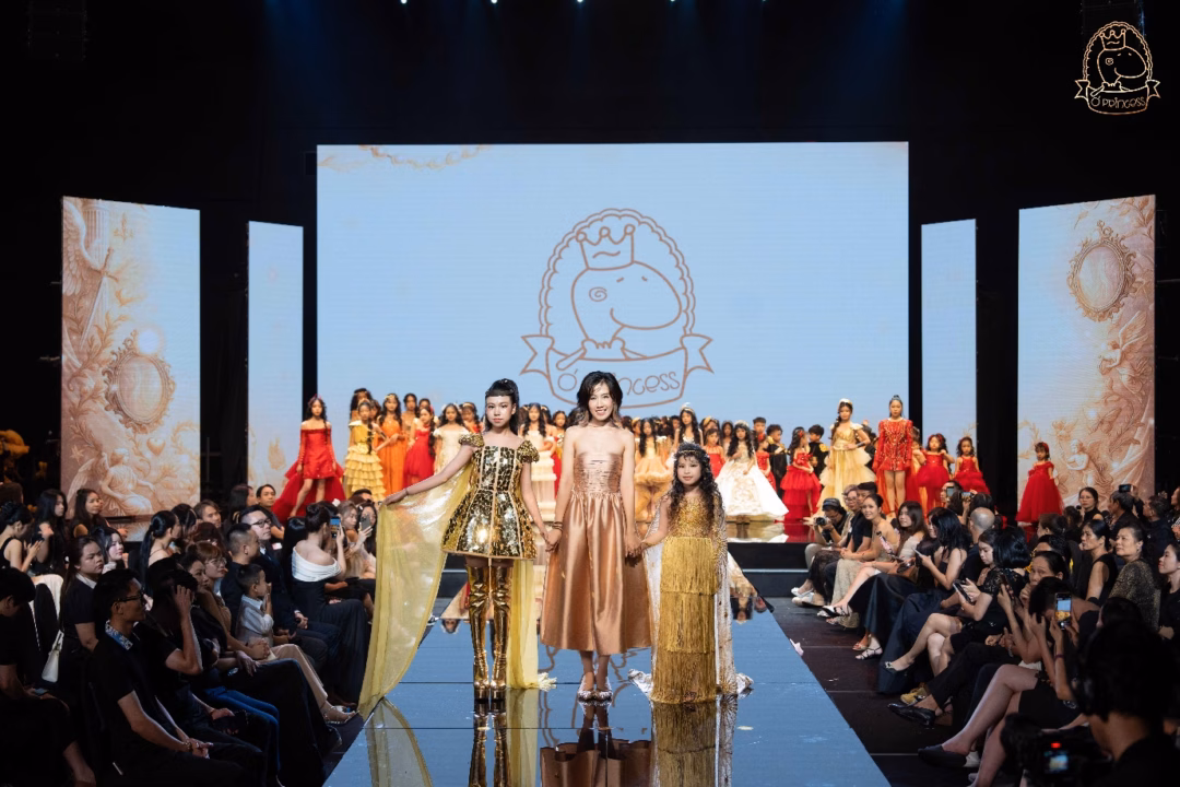 Mẩu nhí tỏa sáng trên sàn diễn thời trang tại Ó Princess Fashion Show 2025 Thiết kế lộng lẫy từ bộ sưu tập Royal Radiance ở Màn 2