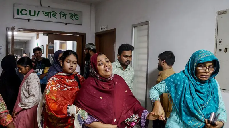 Máy bay quân sự rơi ở Bangladesh, 31 người thiệt mạng Chụp lại hình ảnh, Các thành viên gia đình đã đổ xô đến bệnh viện để cố gắng tìm tin tức về người thân của họ