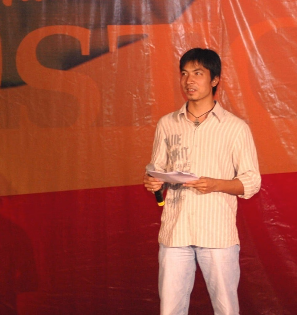 Từ kỹ sư nông nghiệp, MC Đinh Tiến Dũng trở thành người dẫn chương trình được nhiều khán giả yêu mến. (Ảnh: FBNV)