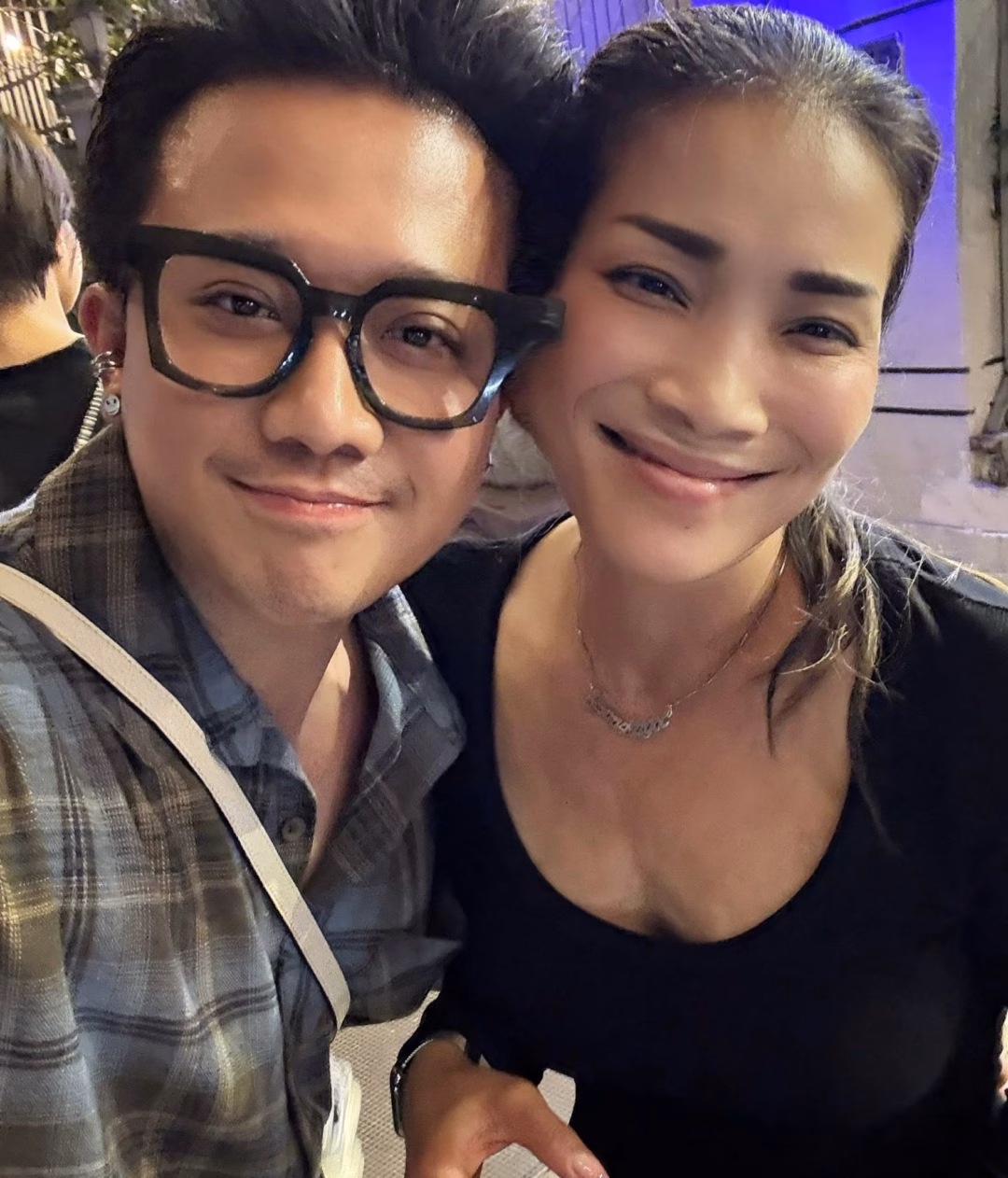 Vừa về nước, ca sĩ Hồng Ngọc đã được MC Trấn Thành đưa đi ăn nhiều món ngon.