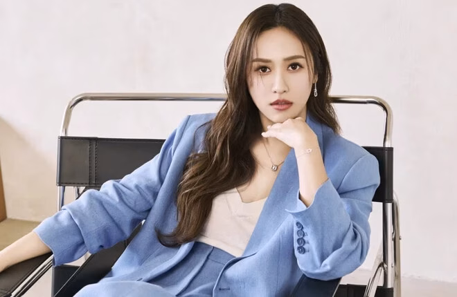 MC Sandy Wu gây tranh cãi khi giẫm lên hình ảnh của Lưu Vũ Ninh