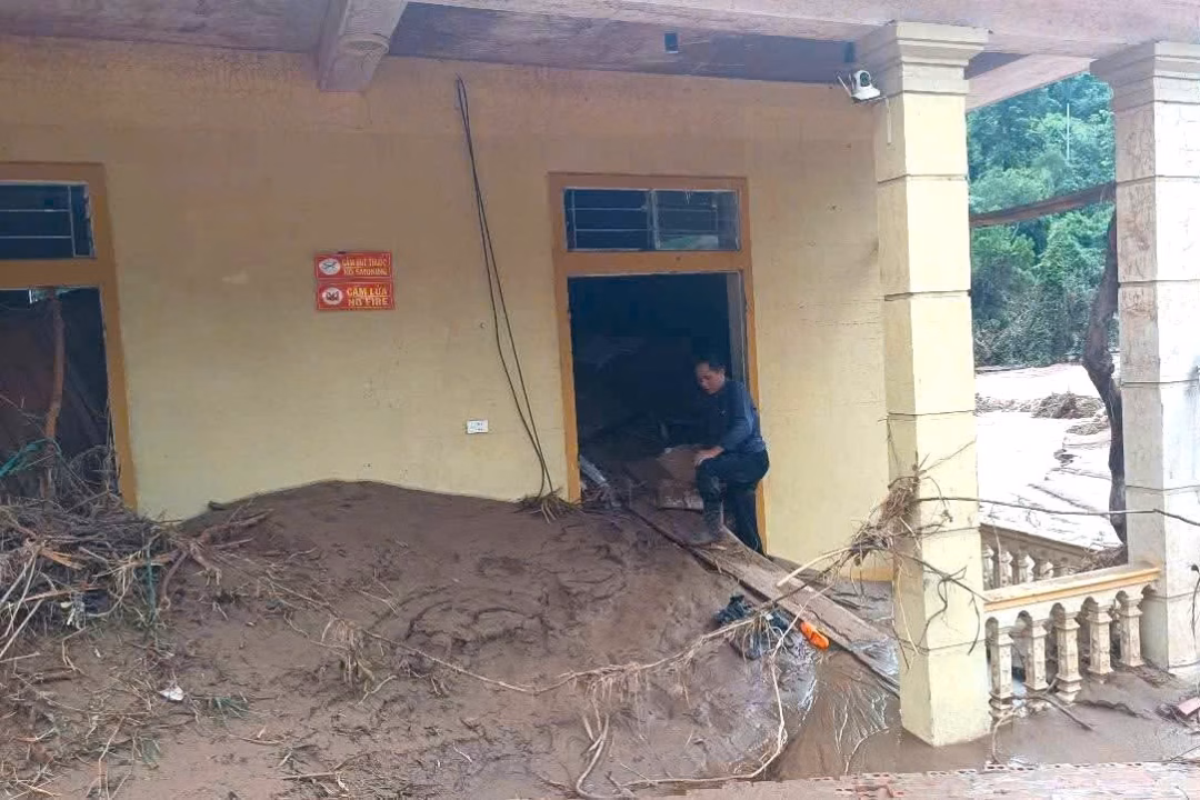 Miền núi Nghệ An: Trường học bị vùi lấp sau lũ, hiệu trưởng cầu cứu cộng đồng
