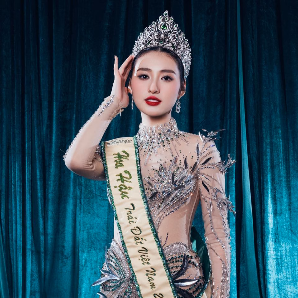 Miss Earth Vietnam 2025 lên tiếng về tin đồn mua giải và nhiệm kỳ đầu tiên Suốt hành trình tham gia "đường đua" Hoa hậu Trái đất Việt Nam 2025, mỹ nhân sinh năm 2006 thể hiện sự ổn định về năng lực khi lọt Top 5 Người đẹp Biển, Top 5 Người đẹp Thể thao. Việc đoạt giải Người đẹp được yêu thích nhất giúp cô vào thẳng Top 20 và đoạt giải Người đẹp Trang phục dạ hội trong khuôn khổ cuộc thi sắc đẹp này. Ảnh: FBNV