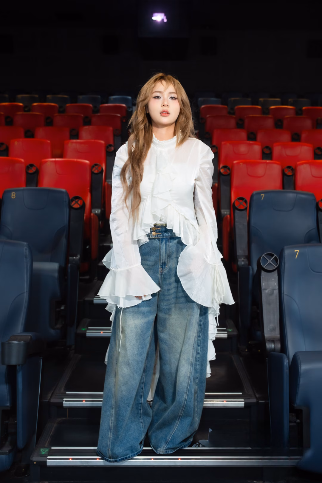 Misthy chọn phối áo trắng với quần jeans ống rộng thoải mái. Chiếc áo mà Misthy diện có nhiều điểm nhấn ở phần ống tay áo loe, kết hợp cùng tà áo khá dài phía sau. Vạt áo đằng trước và cổ áo cũng được đính kèm lớp bèo nhún để tạo độ rũ cần thiết.