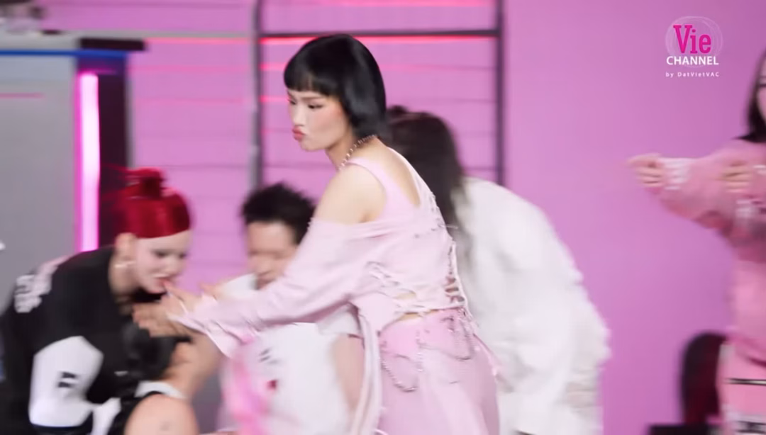 Phần thi dance battle của Miu Lê