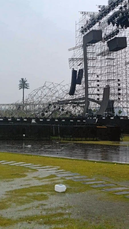 Mưa đá và dông lốc tấn công Hạ Long, sự kiện âm nhạc bị hoãn vì sân khấu bị hư hỏng