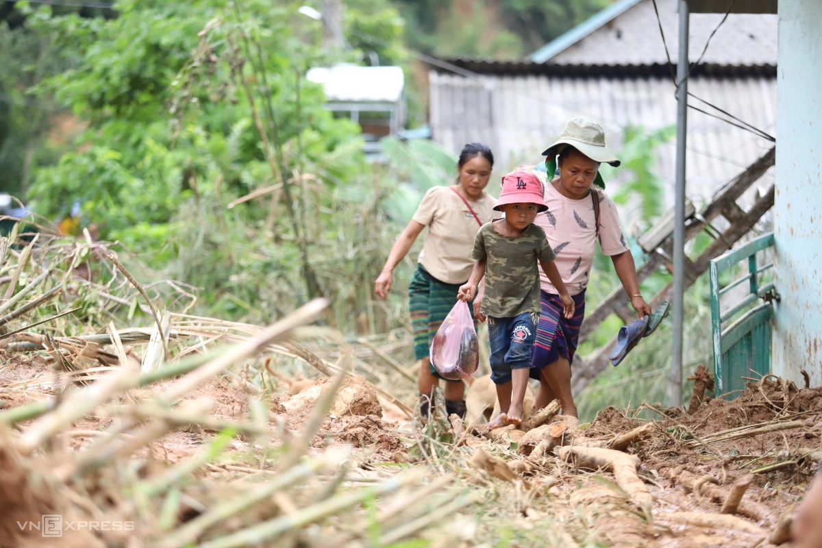 Nhà ông Lương Văn Thanh, 58 tuổi, cũng bị đất đá từ núi tràn xuống, khiến toàn bộ tài sản hư hỏng. Nhìn vợ đứng trong nhà, lặng lẽ thở dài trước chiếc tủ lạnh, tivi bị hỏng, ông Thanh động viên: "Còn người là còn của, thôi cố gắng đi rừng, làm thuê tích góp lại từ đầu".