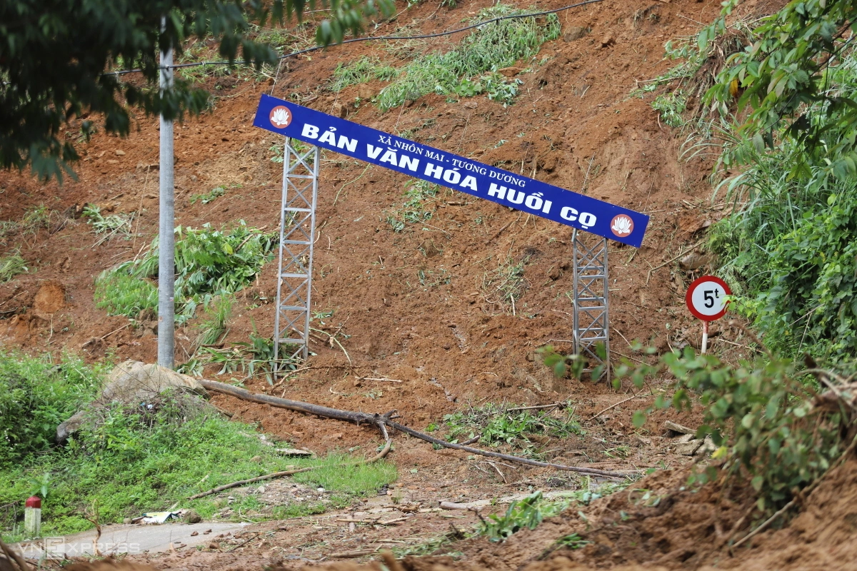 Mưa lớn gây lũ quét ở Nghệ An, nhiều nhà dân bị vùi dưới bùn đất
