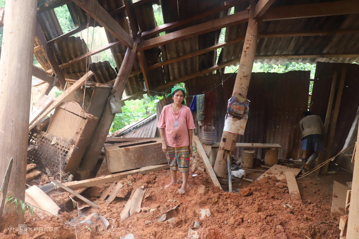 Mưa lớn gây lũ quét ở Nghệ An, nhiều nhà dân bị vùi dưới bùn đất Nhà ông Lương Văn Thanh, 58 tuổi, cũng bị đất đá từ núi tràn xuống, khiến toàn bộ tài sản hư hỏng. Nhìn vợ đứng trong nhà, lặng lẽ thở dài trước chiếc tủ lạnh, tivi bị hỏng, ông Thanh động viên: "Còn người là còn của, thôi cố gắng đi rừng, làm thuê tích góp lại từ đầu".