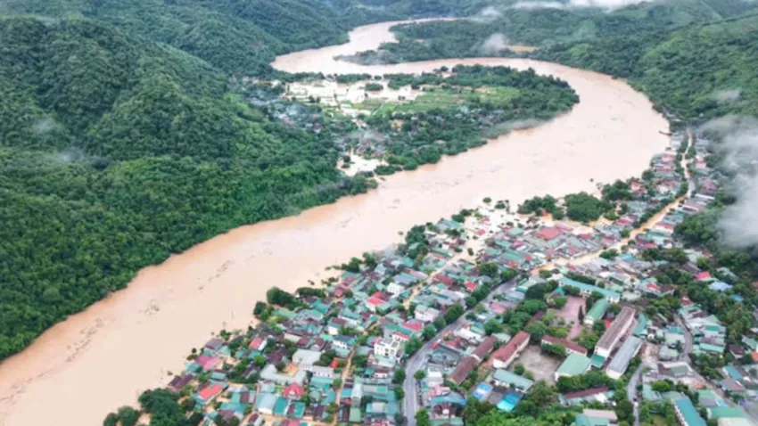 Mưa lũ ở Nghệ An: Một người chết, thiệt hại gần 500 nhà ở và 3.000 căn nhà bị ngập Trung tâm xã Tương Dương nhìn từ trên cao. Ảnh: Đ.TUÂN.
