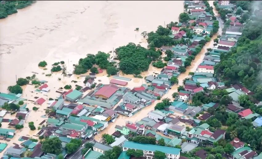 Mưa lũ tại Nghệ An: Một người chết, thiệt hại hàng nghìn ngôi nhà Quốc lộ 7A từ xã Tương Dương lên xã Mường Xén cũng ngập trong nước.