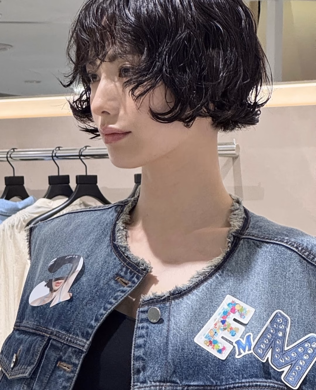 Mỹ nhân Hàn Quốc Lee Da Hee khoe dáng thanh lịch, chân dài hút attention Kiểu tóc bob ngắn cùng lối trang điểm trong veo, tự nhiên khiến nhiều người lầm tưởng Lee Hee là Nana nếu chỉ nhìn lướt qua.