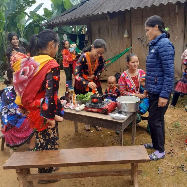 Tổ chức lớp truyền thông dinh dưỡng, hướng dẫn thực hành nấu ăn cho bà mẹ dân tộc tại cộng đồng tỉnh Điện Biên