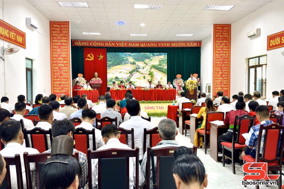 Nâng cao chất lượng nguồn nhân lực để xây dựng chính quyền số thân thiện Các đại biểu trao đổi bên lề đại hội.