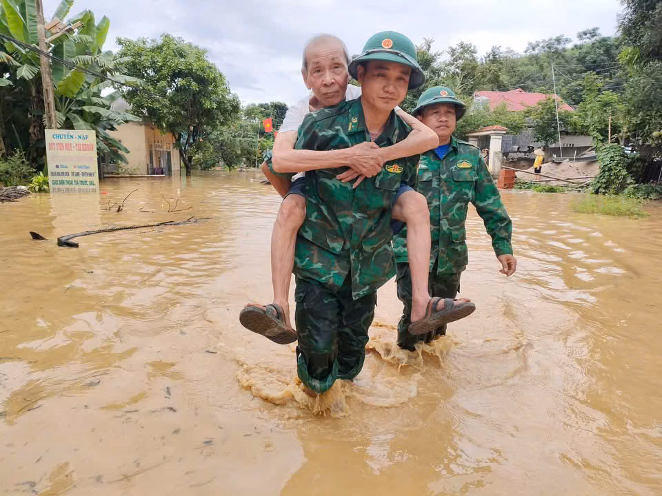 Nghệ An huy động bộ đội hỗ trợ người dân vùng lũ sơ tán, khắc phục hậu quả Đồn Biên phòng Tam Quang hỗ trợ bà con miền núi Nghệ An. Ảnh: BĐBP