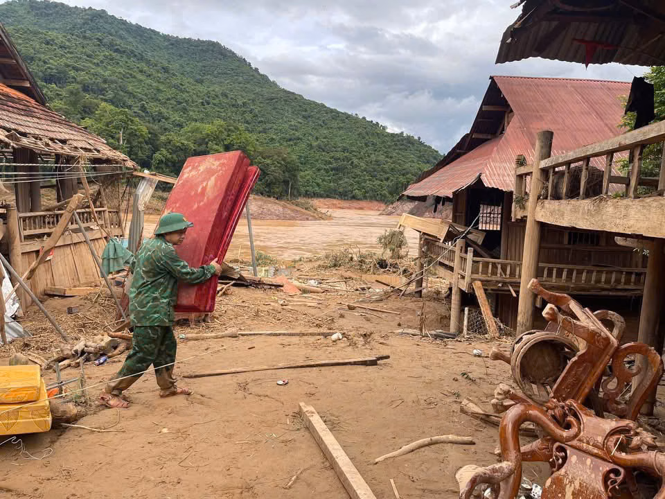 Nghệ An huy động bộ đội hỗ trợ người dân vùng lũ sơ tán, khắc phục hậu quả