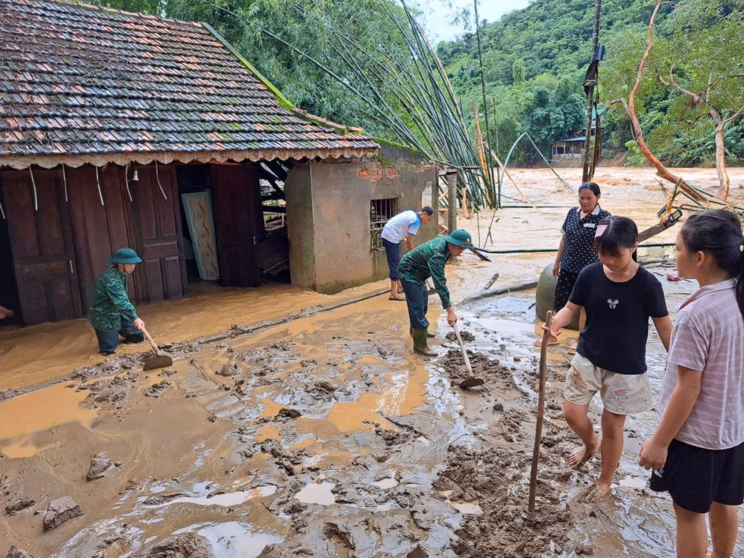 Ca nô của bộ đội giúp dân di chuyển qua khu vực đường bị ngập nước 1,5m. Ảnh: Khôi Nguyễn