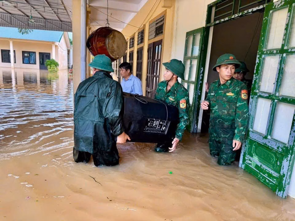 Nghệ An: Lũ lụt gây nhiều thiệt hại, cán bộ bộ đội hỗ trợ người dân khắc phục hậu quả Đồn Biên phòng Tam Quang hỗ trợ bà con miền núi Nghệ An. Ảnh: BĐBP