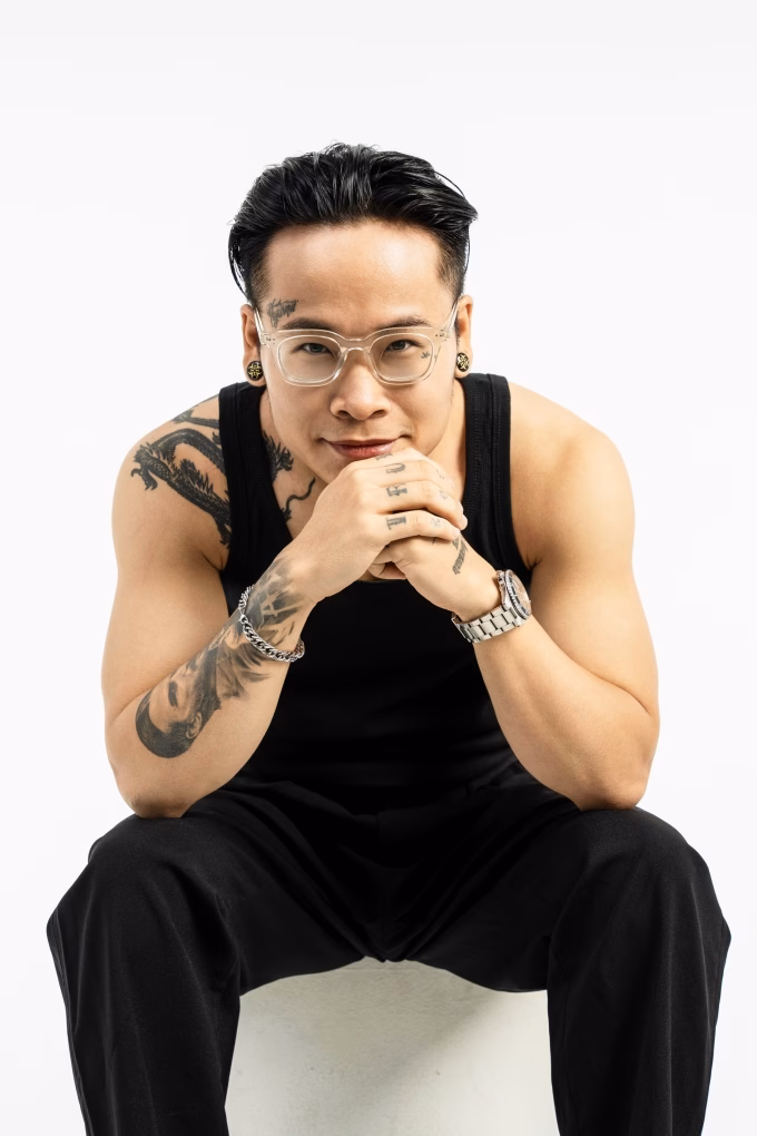 Nghệ nhân xăm biến sẹo thành tác phẩm nghệ thuật: ‘Tái sinh’ nét đẹp cho người có khuyết điểm cơ thể Lê Sang - nhà sáng lập thương hiệu Era Tattoo - quan niệm xăm vừa là hình thức sáng tạo nghệ thuật, vừa kinh doanh dịch vụ, do đó anh tự nhắc bản thân liên tục học hỏi, mở rộng thế giới quan và trang bị kiến thức kinh tế cần thiết để thích nghi với thời đại. Ảnh: NVCC