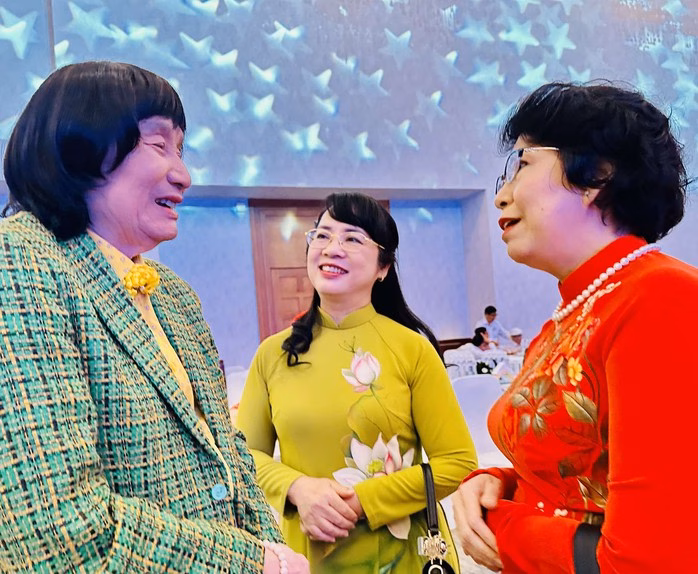 Từ trái sang: NSND Minh Vương, bà Trần Kim Yến, nguyên Ủy viên Ban Thường vụ Thành ủy, nguyên Chủ nhiệm Ủy ban Kiểm tra Thành ủy, nguyên Chủ tịch LĐLĐ TP HCM và bà Tô Thị Bích Châu, nguyên Phó Chủ tịch Ủy ban Trung ương MTTQ Việt Nam tại tại chương trình nghệ thuật chào mừng 50 năm thành lập Báo Người Lao Động