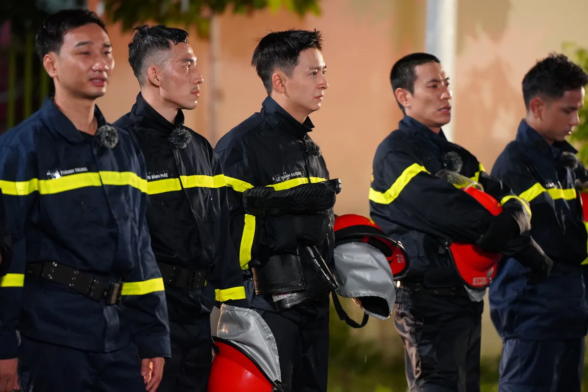 Ngô Kiến Huy tập luyện cho chương trình truyền hình thực tế về người chiến sĩ công an Ngô Kiến Huy và các nghệ sĩ trong chương trình Chiến sĩ quả cảm