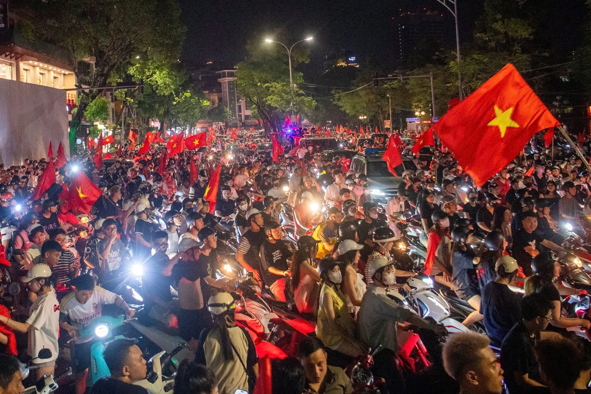 Người dân Hà Nội ăn mừng chiến thắng của U23 Việt Nam Sắc đỏ của quốc kỳ cùng sự sôi động được người dân tạo ra khắp các tuyến phố xung quanh Hồ Gươm.