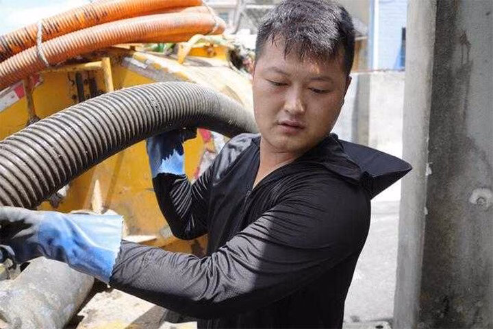 Người đàn ông dọn phân được bạn gái từ bỏ công việc để ở bên, liệu tình yêu có chiến thắng? Người đàn ông này làm nghề dọn phân ở Chiết Giang; bạn gái anh sống cách xa 700km đã nghỉ việc để đến với anh. (Ảnh: Red Star News)