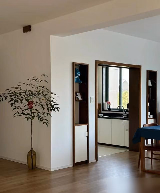 Người phụ nữ 50 tuổi sống tối giản: Ngôi nhà không sofa, TV, chỉ có cây xanh và bàn gỗ
