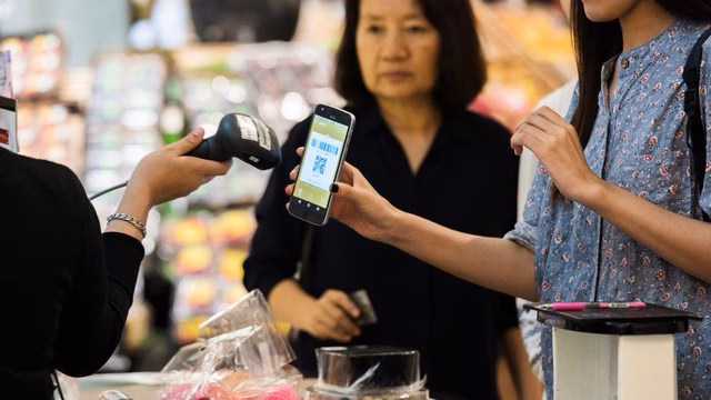 Đến đầu năm 2025, việc quét mã QR để thanh toán khi du lịch giữa Việt Nam và các nước nói trên đã diễn ra trơn tru và ổn định. (Ảnh: VnEconomy)