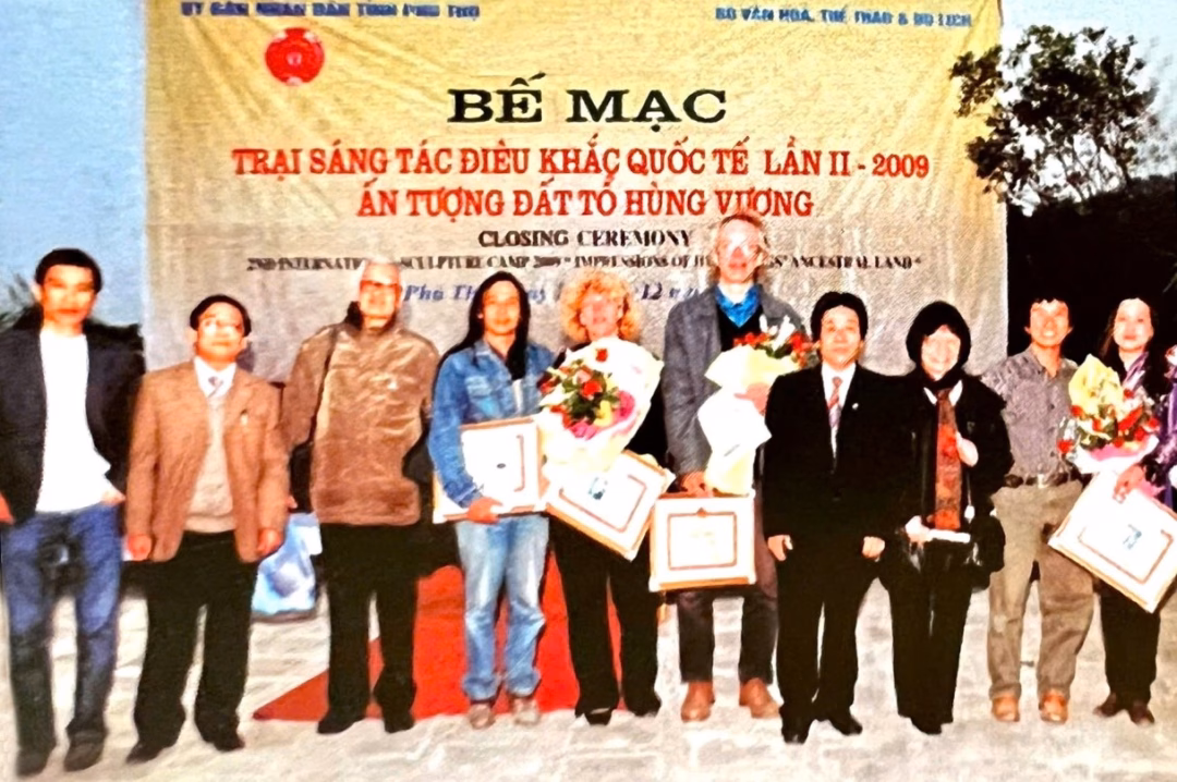 Nhà sưu tập Nguyễn Mạnh Phúc: Đam mê nghệ thuật và tình yêu với Bùi Xuân Phái Nhà sưu tập Nguyễn Mạnh Phúc (thứ 3 từ phải qua) tại lễ bế mạcTrại sáng tác điêu khắc quốc tế lần 2, Phú Thọ năm 2009