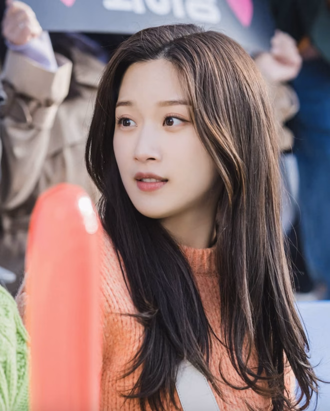 Nhan sắc đỉnh cao ở tuổi U50, Kim Hee Sun vẫn ‘đốt cháy’ làng giải trí Nếu Moon Ga Young đại diện cho thế hệ mỹ nhân trẻ thì Kim Hee Sun chính là “nguyên mẫu huyền thoại” của thế hệ trước.