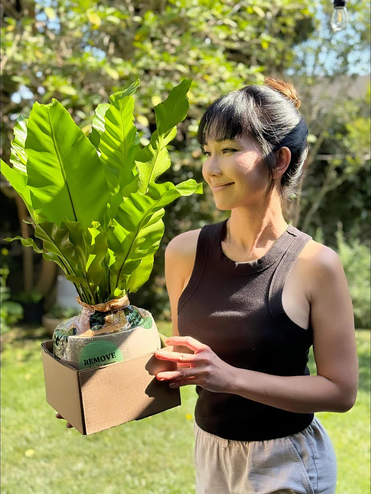 Nhan sắc hiện tại của mỹ nhân Việt ngoài 40 tuổi đang sống ở Mỹ Tất bật với công việc, Kim Hiền vẫn dành thời gian tập luyện. Đây cũng là cách giúp người đẹp sinh năm 1982 duy trì được vóc dáng thon thả ở tuổi ngoài 40. Sao nữ cho biết phòng tập không chỉ là nơi giúp cơ thể tốt hơn mà còn cho cô những suy nghĩ tích cực