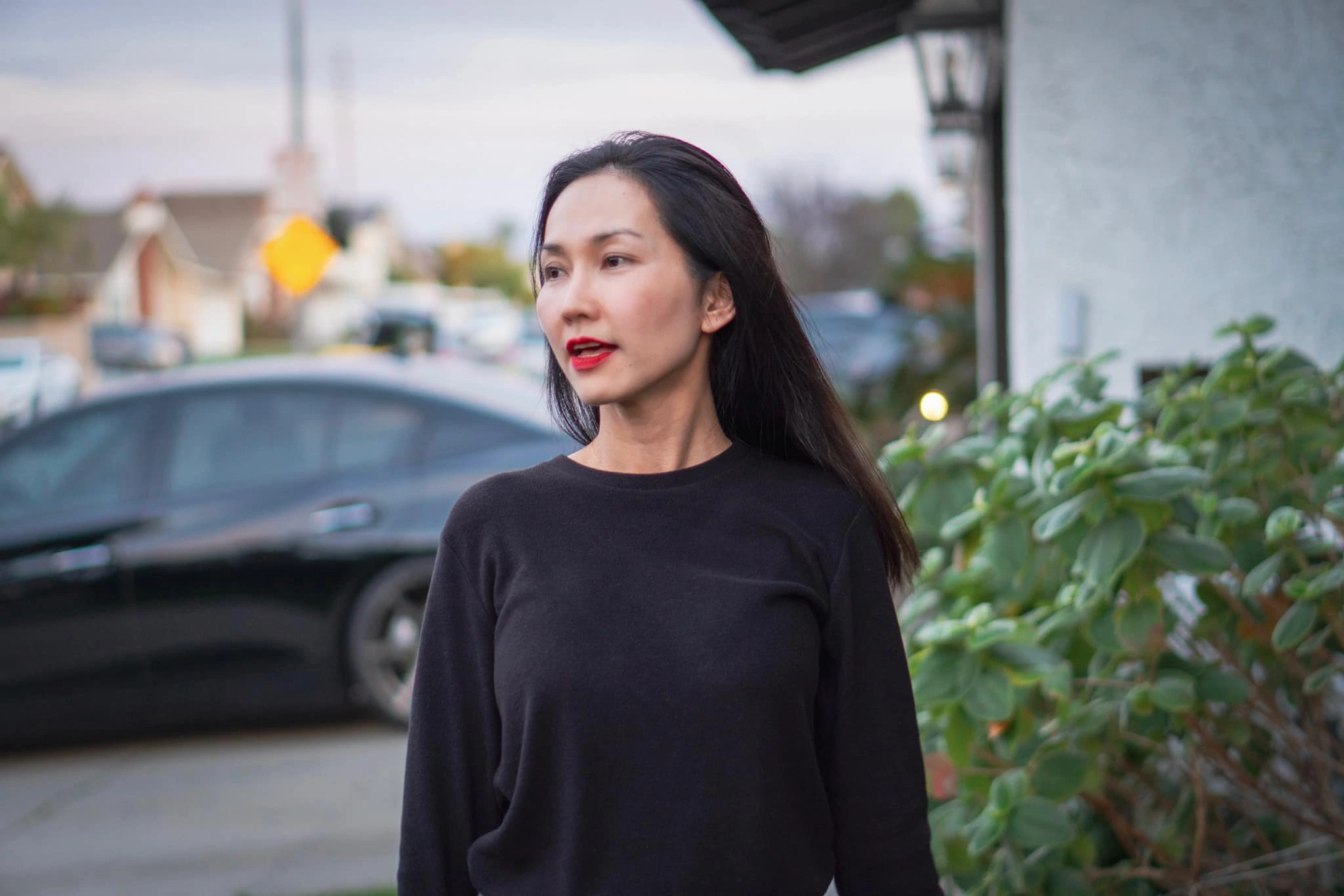 Nhan sắc hiện tại của mỹ nhân Việt ngoài 40 tuổi đang sống ở Mỹ Trong một bài đăng mới đây, khi nói về cuộc sống ở xứ người, Kim Hiền chia sẻ: “Bình yên với tôi không phải là một nơi chốn, mà là một trạng thái. Là khi cuộc sống không còn phải tranh đấu hơn thua, không cần drama, không cần chứng minh với bất kỳ ai rằng mình đúng, mình giỏi, hay mình hơn”