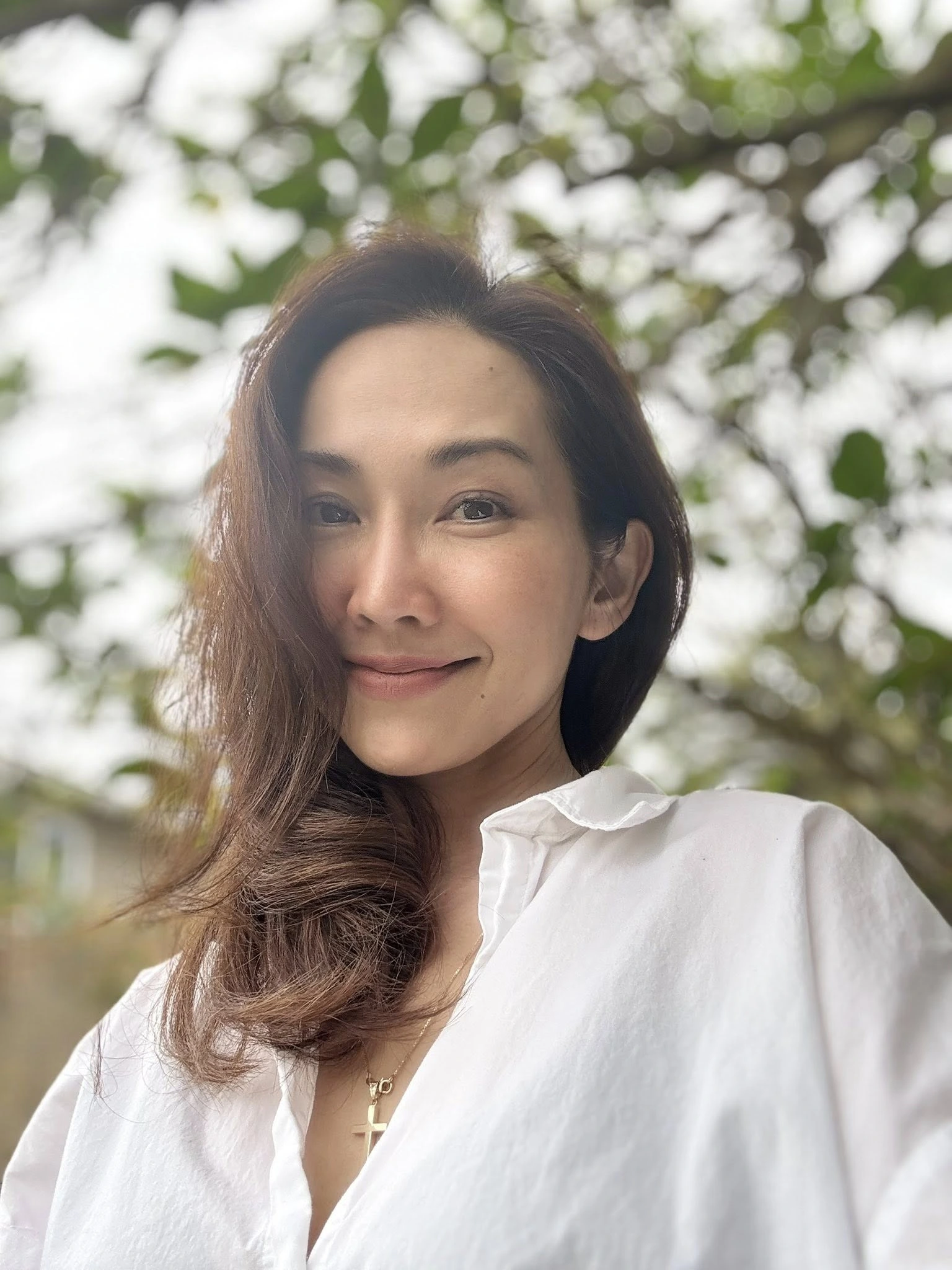 Nhan sắc hiện tại của mỹ nhân Việt ngoài 40 tuổi đang sống ở Mỹ Theo Kim Hiền, bình yên là khi cô được sống đúng với mình một cách nhẹ nhàng, chân thành. “Đó là khi buổi sáng tỉnh dậy, tôi biết mình vẫn còn cơ hội để sống tốt hơn hôm qua. Là khi tôi không cần so sánh mình với ai, chỉ cần biết mình đang đi đúng hướng. Bình yên đôi khi chỉ là một tách trà nóng, một cái ôm nhẹ, hay một khoảng lặng giữa nhịp sống hối hả. Vậy thì, bình yên trong tôi là khi lòng không còn gợn sóng, và tôi biết mình đang sống chứ không chỉ tồn tại”, người đẹp chia sẻ trên trang cá nhân