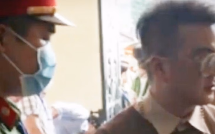 Những chú chim nhỏ ca hát: Người gây sốt, người chọn im lặng Xuất hiện video 'Đàm Vĩnh Hưng bị công an bắt, khám xét nhà': Sự thật là gì?