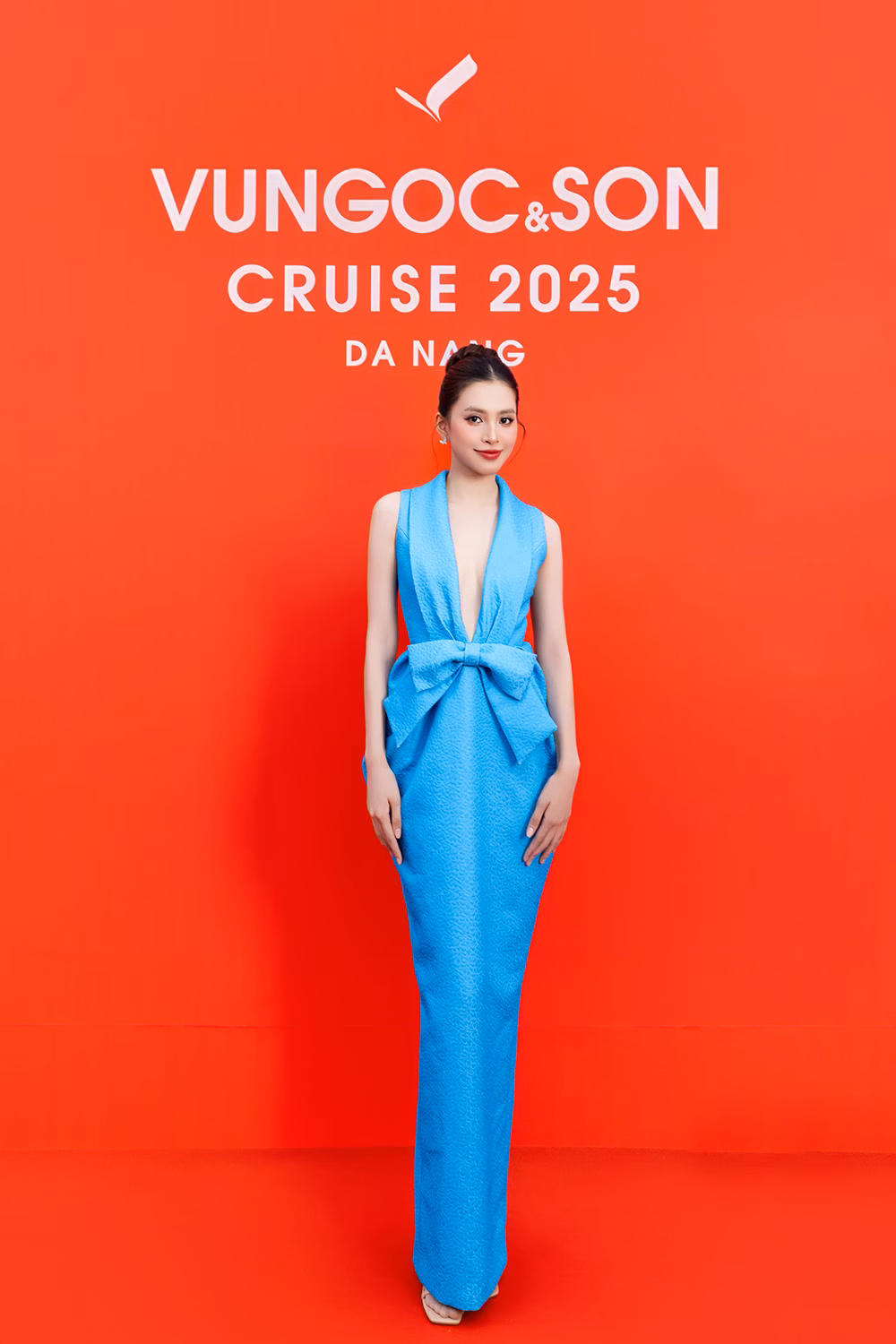 Hoa hậu Tiểu Vy quyến rũ tại thảm đỏ VUNGOC&SON Cruise 2025 với đầm xẻ sâu và điểm nhấn nơ to bản, trước thềm bước lên sàn diễn đi catwalk