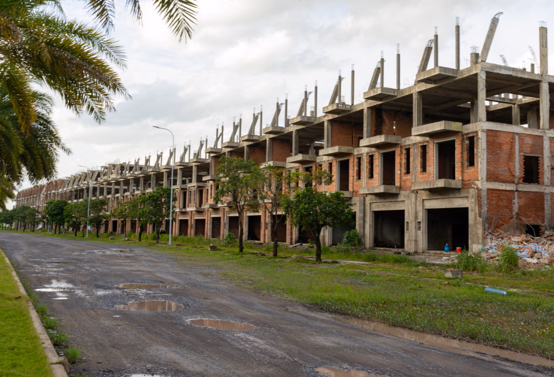 Bên cạnh Aqua City, Novaland cũng được gỡ vướng pháp lý dự án 5 tỷ USD NovaWorld Phan Thiết. Tuy nhiên, tình hình tài chính của Novaland vẫn chưa thực sự khởi sắc. Trong năm 2025, tập đoàn này đã chậm thanh toán hàng nghìn tỷ đồng trái phiếu do chưa thu xếp được nguồn tiền. Đến hết quý I, tổng dư nợ vay của Novaland ghi nhận hơn 59.000 tỷ đồng.