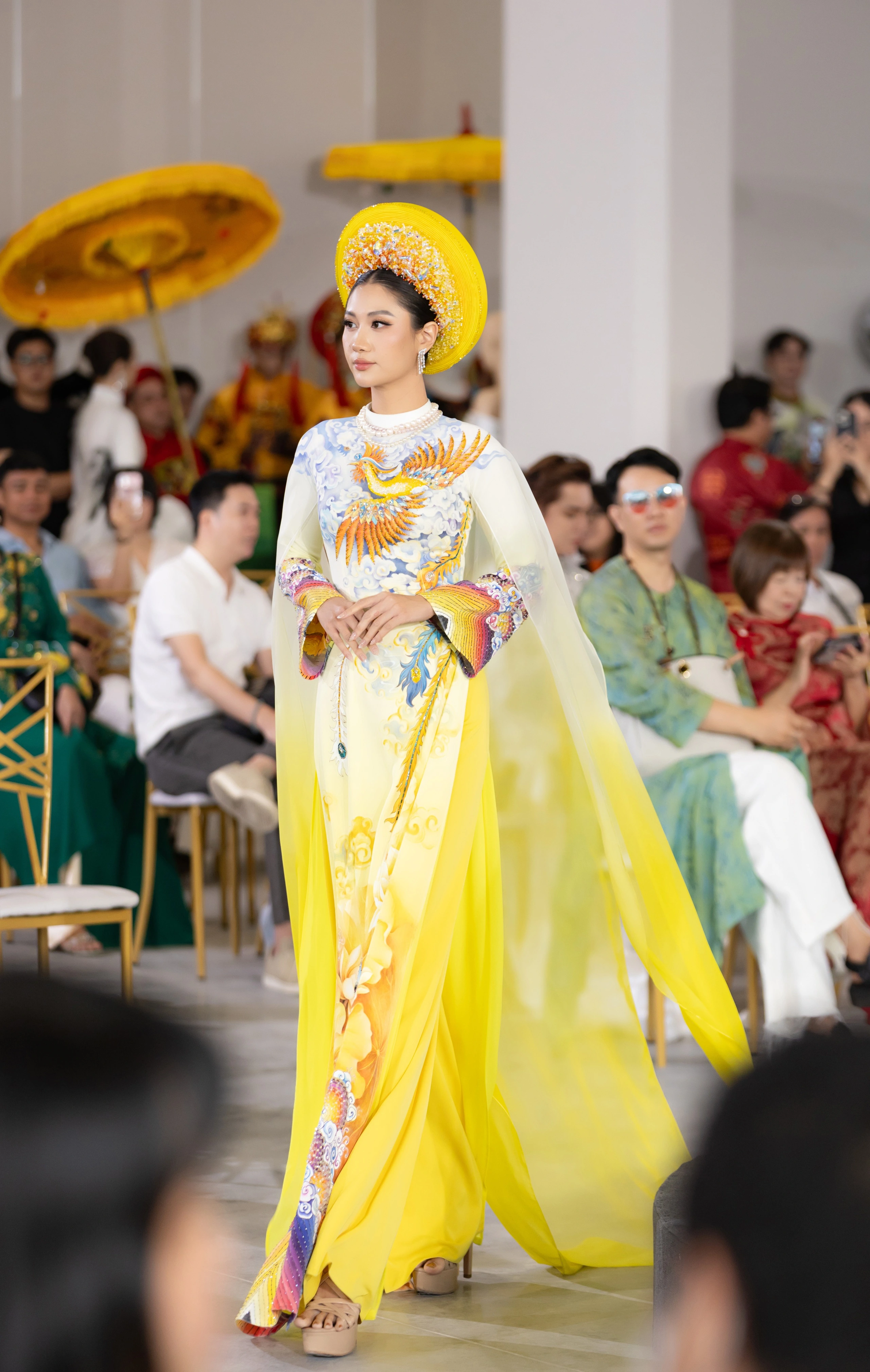 Hoa hậu Phương Mỹ Linh khoe vẻ ngoài sắc sảo trên sàn diễn