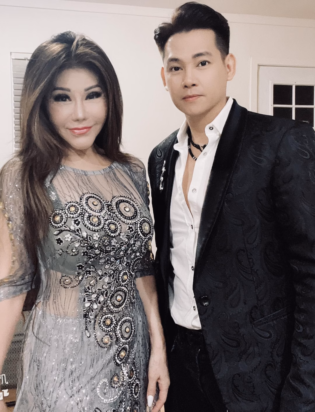 Danh ca Sơn Tuyền vui gặp đàn em - ca sĩ Phùng Ngọc Huy.