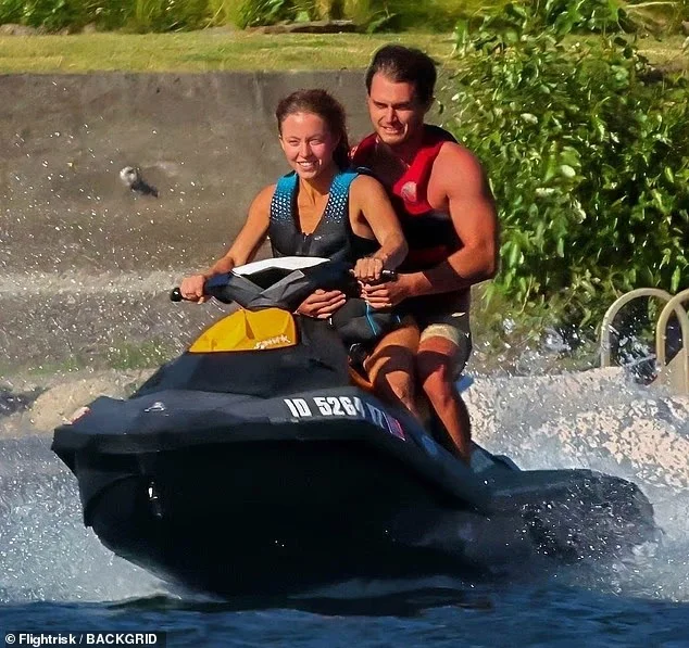 Nữ diễn viên chia sẻ chế độ tập luyện và dinh dưỡng giúp cơ thể săn chắc Nữ diễn viên bị bắt gặp dành thời gian bên một quý ông bí ẩn. (Ảnh: Flightrisk)