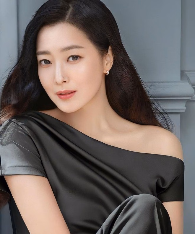Nếu Moon Ga Young đại diện cho thế hệ mỹ nhân trẻ thì Kim Hee Sun chính là “nguyên mẫu huyền thoại” của thế hệ trước.